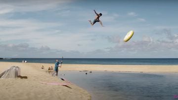 Un amigo de Jamie O&#039;Brien salta con un flotador en forma de donut por un tobog&aacute;n en una playa de Oahu (Haw&aacute;i, Estados Unidos), con JOB grabando desde debajo con una c&aacute;mara de acci&oacute;n y una tabla de surf rosa reposando en la orilla. 