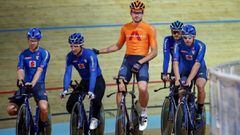 Elia Viviani, junto a Filippo Ganna y el resto de integrantes de la selecci&oacute;n italiana de ciclismo en pista.