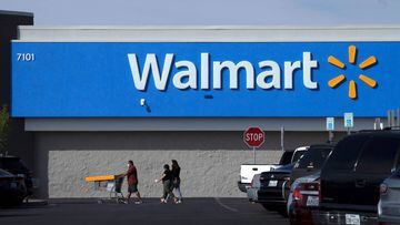 Los compradores con m&aacute;scaras ingresan a un Walmart en El Paso, Texas, Estados Unidos, el 2 de agosto de 2020.