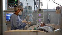 Imagen de una profesional sanitaria atendiendo a un paciente de coronavirus en la UCI de un hospital.