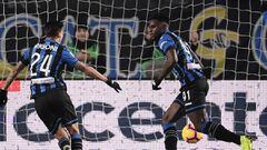 Duv&aacute;n Zapata celebrando su gol con Atalanta ante Napoli por la Serie A de Italia