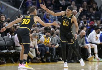 SAN FRANCISCO, CALIFORNIA - NOVEMBER 24: Stephen Curry #30 of the Golden State Warriors celebrates with Jordan Poole #3 after making a three-point shot against the Philadelphia 76ers