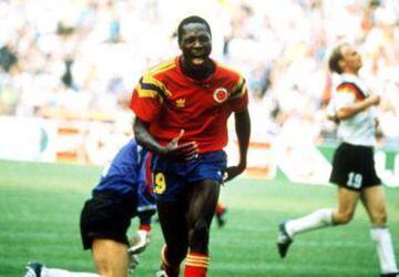 Una imagen que trasciende en la historia de la Selección: el gol de Freddy Rincón a Alemania en el mundial de Italia 1990. La camiseta roja, insignia de ese momento.