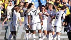Joselu felicita a Tchouameni tras el gol que supuso el 1-2.