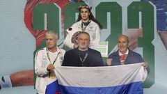 La rusa Anastasiia Demurchian (Back) en el podio de los Mundiales femeninos con la bandera de su país.