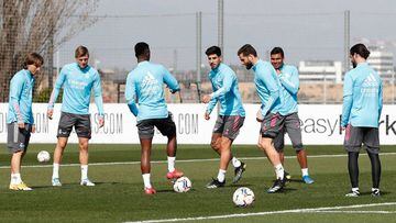 Modric, Kroos, Vinicius, Asensio, Nacho, Casemiro e Isco en un rondo del entrenamiento del Real Madrid este viernes 26 de febrero.