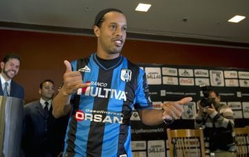 El 12 de septiembre de 2014 fue presentado como nuevo jugador del Querétaro mexicano. 