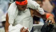 Rafael Nadal se pone el chaleco de hielo y un ventilador durante un descanso en su partido de cuartos de final ante Dominic Thiem en el US Open en el USTA Billie Jean King National Tennis Center de New York.