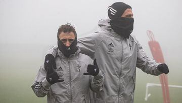 Los futbolistas turcos Emre Mor y Okay Yokuslu, durante un entrenamiento del Celta con niebla. 