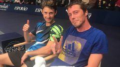 Juan Carlos Ferrero y Marat Safin posan durante un descanso en la final del torneo de Londres del ATP Champions Tour.
