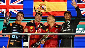 Norris, Sainz, Vasseur y Hamilton, en el podio de Singapur.