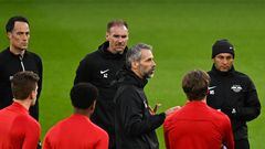 RB Leipzig's German head coach Marco Rose (C) speaks to his players during a training session at the Ethiad Stadium in Manchester, north-west England on March 13, 2023, on the eve of their UEFA Champions League round of 16 last second-leg football match against Manchester City. (Photo by Paul ELLIS / AFP)