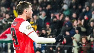Santi Giménez rescata al Feyenoord