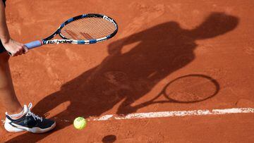Imagen de una tenista a punto de realizar un saque en Roland Garros. 