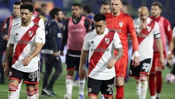 River Plate's footballers leave the pitch after loosing against Boca Juniors during their Argentine Professional Football League Tournament 2022 match at La Bombonera stadium in Buenos Aires, on September 11, 2022. (Photo by ALEJANDRO PAGNI / AFP)