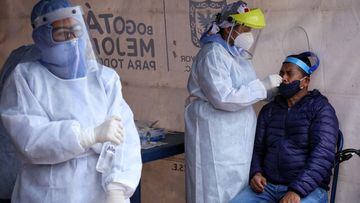 Hombre se realiza la prueba del coronavirus en los puntos de la Secretaría de Salud en Bogotá