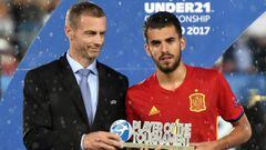 Krakow (Poland), 30/06/2017.- Spanish national team player Daniel Ceballos (R) receive his the Most Valuable Player of the Tournament (MVP) award after the final match between Spain and Germany in the UEFA European Under-21 Soccer Championship in Krakow, 