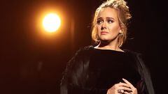 Adele pide no lanzar más regalos al escenario