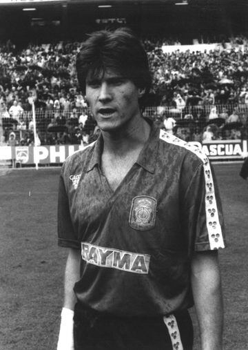 Jugó en el Mallorca en dos etapas diferentes: la temporada 1980-81 y desde 1986 hasta 1988. Defendió la camiseta del Real Madrid durante cuatro temporadas entre 1982 y 1986. 
