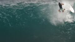 El surfista Joao Chianca soltando su tabla de surf, sufriendo un wipeout en Pipeline (Hawái), el 3 de diciembre del 2023.