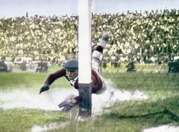 Ricardo Zamora making a stop for Real Madrid in the 1936 Copa final.