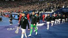 Real Madrid's French forward Karim Benzema (L) leads out him team prior to the UEFA Champions League final football match between Liverpool and Real Madrid at the Stade de France in Saint-Denis, north of Paris, on May 28, 2022. (Photo by JAVIER SORIANO / AFP)
