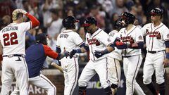 Atlanta (United States), 24/10/2021.- Atlanta Braves left fielder Eddie Rosario reacts (C) after his three run home run off of Los Angeles Dodgers starting pitcher Walker Buehler (not pictured) with his teammates in the fourth inning of game six of the ML