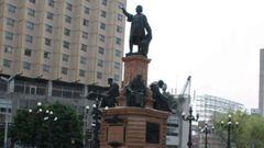 Estatua a Colón será reubicada y pondrán un monumento dedicado a la mujer indígena