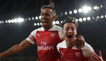 Aubameyang y &Ouml;zil celebran uno de los tantos del Arsenal frente al Leicester. 