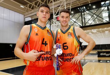 Jaime Pradilla y Xabi López-Arostegui, del Valencia, con el oro del Eurobasket.