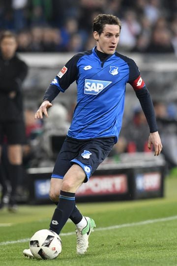 Sebastian Rudy era el jefe del centro del campo del Hoffenheim que logró la cuarta plaza en 2017. Se marchó libre tras terminar su vinculación con el club badenés.