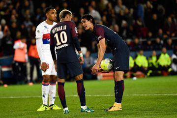 Neymar and Cavani argue over who'll take the penalty