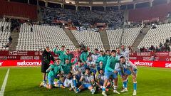 Los jugadores del Málaga festejan la victoria delante de su afición.