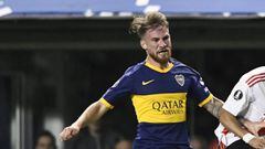 BUENOS AIRES, ARGENTINA - OCTOBER 22: Alexis Mac Allister of Boca Juniors fights for the ball with Nicolas De La Cruz of River Plate during the Semifinal second leg match between Boca Juniors and River Plate as part of Copa CONMEBOL Libertadores 2019 at Estadio Alberto J. Armando on October 22, 2019 in Buenos Aires, Argentina. (Photo by Rodrigo Valle/Getty Images)