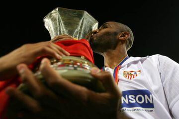 Kanoute besando el trofeo de campeones de la UEFA.