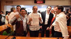 Cuauht&eacute;moc balnco presenta su registro como candidato a la fobernatura de Morelos en las elecciones estatales de 2018. 