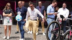 Vincenzo Nibali golpea un balón del Nápoles en los minutos previos a la salida de la sexta etapa del Giro 2023.