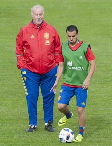 Pedro (right) in training with Spain coach Vicente del Bosque.