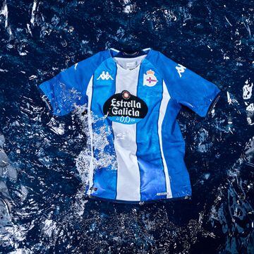 Frontal camiseta Deportivo 2022-2023.