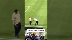 Vídeo: Aficionado se mete al campo, lo capturan y sale haciendo el “Siiuu” de Cristiano Ronaldo