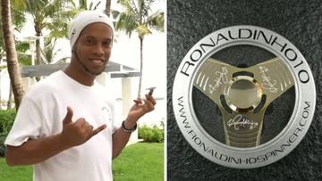 Ronaldinho en el vídeo promocional de su marca solidaria de fidget spinners, Ronaldinho Spinner, y su spinner exclusivo chapado en oro de 24 kilates