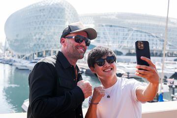 El piloto japonés, Yuki Tsunoda se realiza un selfie junto a Jason Statham.