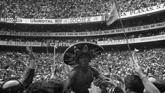 Esta es una de las postales más recordadas en la historia del futbol mundial: Edson Arantes do Nascimento festejando la consecución del título de México 1970 con sombrero de charro.