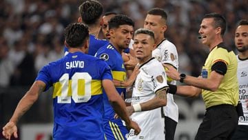 Argentina's Boca Juniors and Braazil's Corinthians players argue during their Copa Libertadores group stage football match at the Arena Corinthians, in Sao PAulo, Brazil, on April 26, 2022. (Photo by NELSON ALMEIDA / AFP)