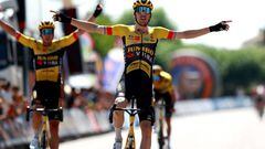 VILLADIEGO, SPAIN - AUGUST 03: Timo Roosen of Netherlands and Jumbo - Visma Team celebrates winning Edoardo Affini of Italy and Chris Harper of Australia during the 44th Vuelta a Burgos 2022a Stage 2 a 158km stage from Vivar del Cid to Villadiego on August 03, 2022 in Villadiego, Spain. (Photo by Gonzalo Arroyo Moreno/Getty Images)