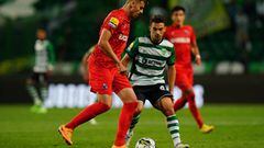 LISBON, PORTUGAL - SEPTEMBER 30: Lucas Cunha of Gil Vicente FC with Pedro Goncalves of Sporting CP in action during the Liga Bwin match between Sporting CP and Gil Vicente at Estadio Jose Alvalade on September 30, 2022 in Lisbon, Portugal.  (Photo by Gualter Fatia/Getty Images)