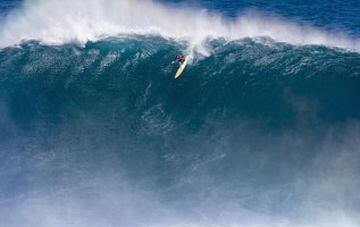 Nic Lamb quedó cuarto en la edición 2016 del Pe'ahi Challenge disputado en Jaws (Maui, Hawái), pero se llevo de recuerdo más de una ola XXL, como esta que se dispone a coger en la foto.