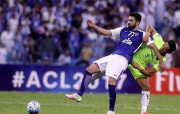 Al-Hilal player Omar Khribin (L) fights for the ball with Urawa Reds player Tomoaki Makino (R) during the final of the AFC Champions League soccer match between Al-Hilal FC and Urawa Reds in Riyadh, Saudi Arabia, 18 November 2017.