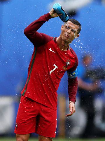 Cristiano Ronaldo se refresca durante el partido. 