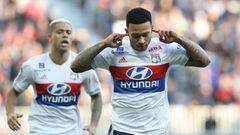 Lyon&#039;s Dutch forward Memphis Depay celebrates after scoring a goal during the French L1 football match Nice vs Lyon at The &quot;Allianz Riviera&quot; Stadium in Nice, southeastern France on November 26, 2017.   / AFP PHOTO / VALERY HACHE